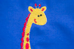 Žirafa je vyšitá ve velikosti 5x13 cm