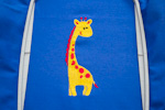 Žirafa je vyšitá ve velikosti 5x13 cm