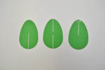 Vyřežte vajíčka ze zeleného papíru.
