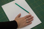 Vezměte si papír a obkreslete si ruku s přídavkem asi 1 cm.
