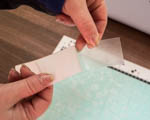 Odstraňte ochranný papír z kalibračního proužku