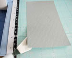 Vyřezaný embosovaný papír odlepte z podložky
