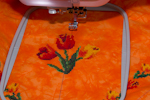 Výšivka - tulipán - na oranžovém batikovaném podkladu