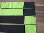 Okrajové pásky si nastřihněte dle potřebné délky, aby se barvy střídaly