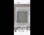 Stroj má rámečky se skenovacími značkami, které při spojení s mobilní aplikací Brother pro chytré telefony My Desing Snap APP umožňuje vyfotit mobilem rámeček i s upnutou látkou.